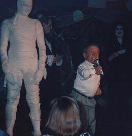 Kenny Baker, R2D2, speaking in Melbourne, Victoria, Australia; kennybaker.jpg - 8298 Bytes