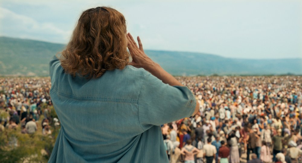 Aida addresses the crowd outside the U.N. base; 1000x541