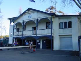 Melbourne University Boat Shed, Alexandra Gardens, on Melbourne's Yarra Rivier, photograph (c) Ali Kayn 2005