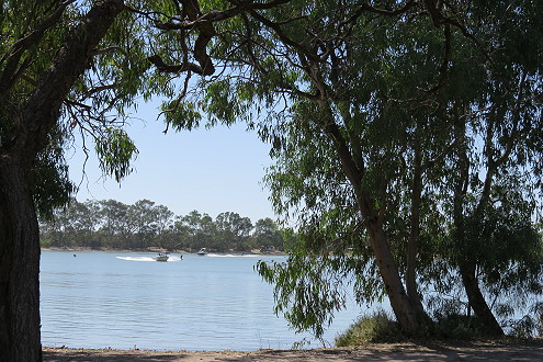 Lake, Hopetoun, courtesy Hopetoun Progress Association Inc; 495x330