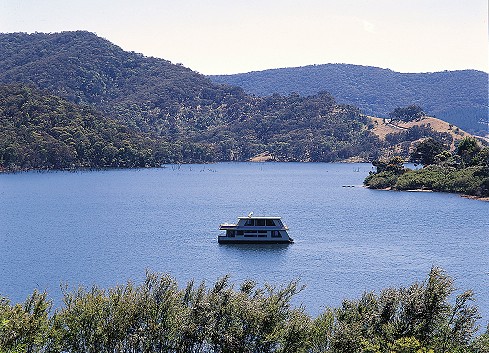 House Boating - Lake Eildon, (c) 2003 Mansfield Shire, courtesy Tourism Victoria; 489x353