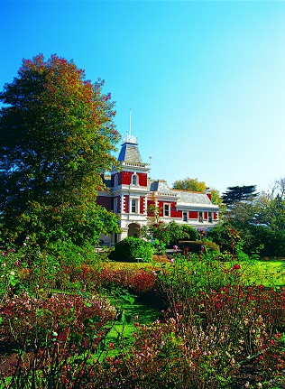 Somers, Mornington Peninsula, by Sebastian Gollings, courtesy Tourism Victoria; 316x431